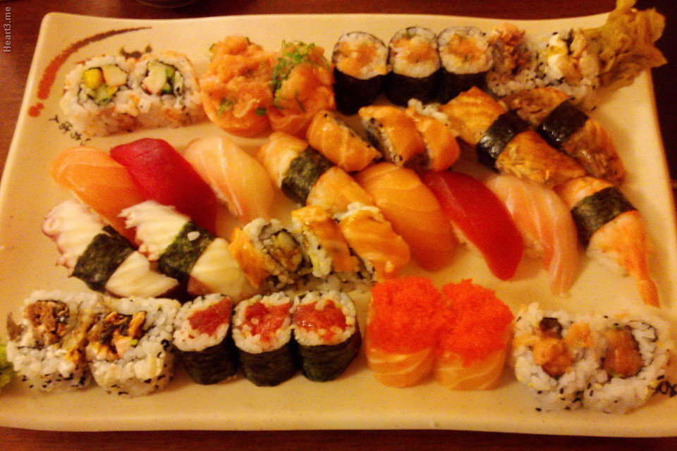 Sushi especial no Fujiyama. Muita comida, mas achamos que é melhor pedir temaki. Se for pedir esse pratão, lembre de pedir sem cream cheese.