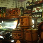 Kaburá: um legítimo izakaya, com muita fumaça, mesas engorduradas, garçonetes meio ríspidas, muito sabor na comida.