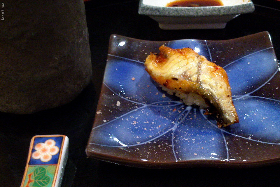 Sushi de enguia - Shin Zuzhi. O preço dos sushis no cardápio é por unidade, não por dupla.
